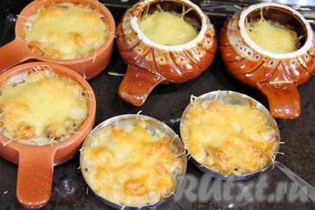 Запекать минут 10 при температуре 200 градусов. Затем нежный, вкусный, ароматный жульен, приготовленный с копчёной курицей и грибами, достать из духовки и в горячем виде подать к столу.