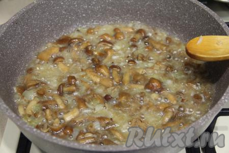 Подготовленные лесные грибы, если они крупные, нужно нарезать на части, маленькие грибочки можно оставить целыми. Если готовите с шампиньонами, то их нужно нарезать на пластины. После того как лук обжарится до прозрачности, выложить к нему грибы, перемешать и обжаривать минут 10, иногда помешивая.