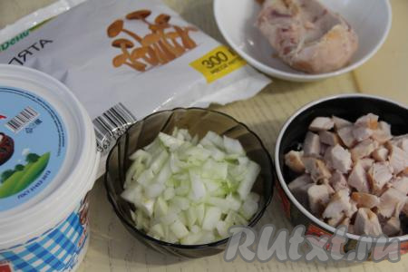 Лук мелко нарезать. Копчёное куриное мясо нарезать на кубики среднего размера.