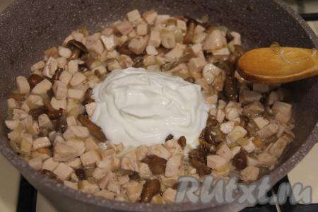 Затем добавить сметану, посолить, при желании, поперчить и перемешать.