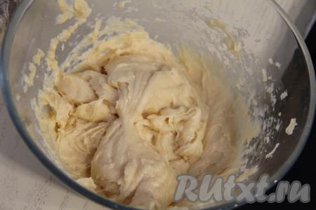 Каждое яйцо нужно вмешивать до получения однородного заварного теста. Я вмешивала каждое яйцо, перемешивая тесто на низкой скорости миксера (можно перемешивать тесто лопаткой). Добавляя по одному яйцу, нужно добиться получения однородного, не очень густого, тягучего теста, как на фото. Если вы используете очень крупные яйца, то, возможно, достаточно будет 3 яиц. Я добилась нужной консистенции заварного теста после добавления 4 яиц.