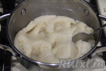 Интенсивно перемешать тесто ложкой, полностью вмешивая всю муку. Заварное тесто должно стать пластичным и однородным, снять кастрюлю с огня.