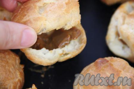 Сделать разрез в каждой профитрольке и наполнить любой начинкой на ваш выбор. Я в качестве начинки использовала варёную сгущенку. Я выкладывала в каждую профитроль 1 чайную ложку сгущёнки.&nbsp;