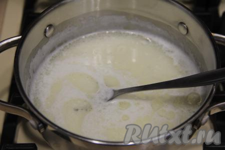 Поставить кастрюлю на огонь и довести смесь, периодически помешивая, до кипения, немного уменьшить огонь.&nbsp;