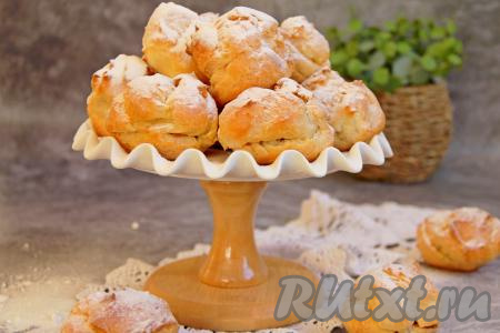 Профитроли, приготовленные из заварного теста, замешанного на растительном масле и молоке,&nbsp;получаются нежными, аппетитными. А начинка из варёной сгущёнки делает их особенно вкусными. Переда подачей я присыпала профитроли&nbsp;сахарной пудрой, но это по желанию.