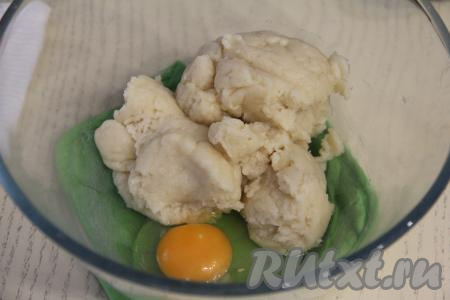 Переложить тесто в миску, дать ему немного остыть. Начать добавлять в тесто по одному яйцу.&nbsp;