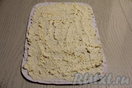 Первый лист лаваша смазать яичной начинкой, немого отступив от краёв лаваша.