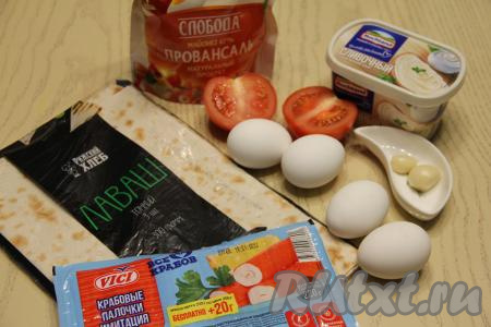 Подготовить продукты для приготовления рулета из лаваша с крабовыми палочками и помидорами. Яйца для начинки заранее отварить в течение 10 минут после закипания воды, а затем дать им полностью остыть, очистить. Помидор вымыть, чеснок почистить. Крабовые палочки, если они заморожены, полностью разморозить.
