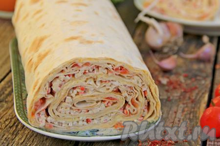 Завернуть рулет в фольгу, поместить в холодильник на 2-3 часа, чтобы он хорошо пропитался.