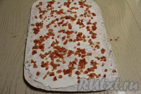 На плавленный сыр равномерно разложить начинку из помидоров.