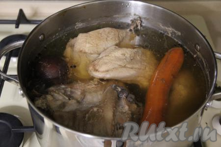 Варить холодец 4 часа, а затем убрать с огня, накрыть кастрюлю пледом (или тёплым полотенцем) и оставить на 2-3 часа.&nbsp;