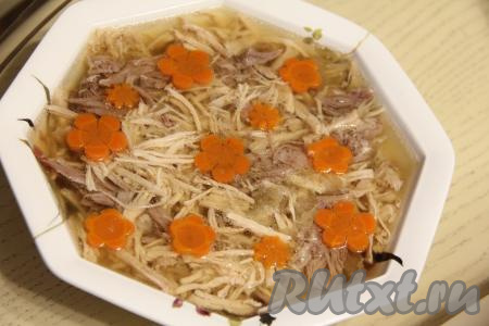 Разлить бульон по тарелкам со свининой и индейкой, полностью покрывая мясо. По желанию из варёной морковки можно вырезать цветочки и выложить в ёмкости с холодцом. Поставить в холодильник до полного застывания.