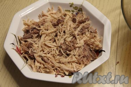 Разложить мясо по мискам или пластиковым контейнерам.