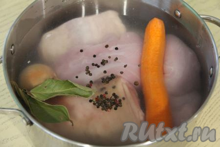 В кастрюлю с мясом влить 2 литра воды, добавить лавровые листья, горошины перца, поставить на огонь. Как только вода закипит, убавить огонь до минимума, снять пенку и накрыть кастрюлю крышкой.