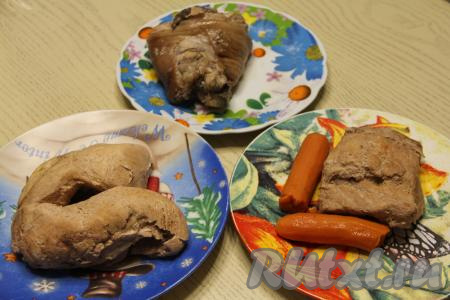 Мясо разобрать, отделяя мякоть от костей. Филе нарвать на волокна.&nbsp;