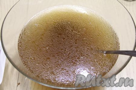 Затем бульон процедить и посолить по вкусу. Чеснок почистить и пропустить через пресс. Добавить чеснок в бульон и перемешать.