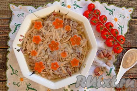 Вкусный, насыщенный холодец, приготовленный из свинины и индейки без добавления желатина, отлично впишется в праздничное меню!