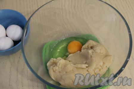 Переложить тесто в объёмную миску и слегка остудить. Затем начать в заварное тесто добавлять по одному яйцу, тщательно перемешивая тесто после введения каждого яйца.