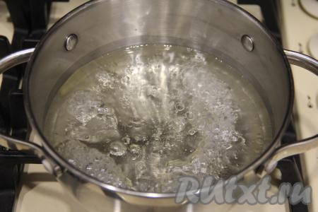 Поставить кастрюлю на огонь и довести смесь воды и масла до кипения, периодически помешивая.