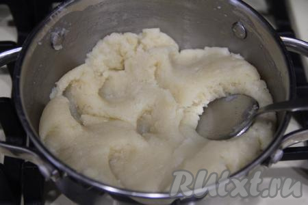 Быстро перемешать тесто ложкой, полностью вмешивая всю муку. Тесто получится пластичным. Снять кастрюлю с огня.