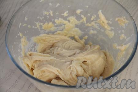 Я перемешивала тесто миксером на низкой скорости. Можно перемешивать столовой ложкой или лопаткой. Тесто для эклеров должно получиться тягучим, однородным, в меру густым, как на фото. Куриные яйца бывают разного размера, поэтому для получения заварного теста нужной консистенции может потребоваться от 4 до 6 яиц. Главное - ориентироваться на консистенцию замешиваемого теста для эклеров. Я добавила 5 яиц.