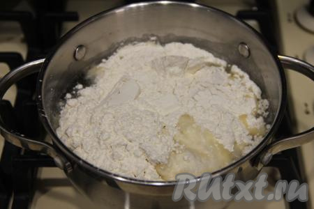 После закипания уменьшить огонь до среднего и всыпать муку.