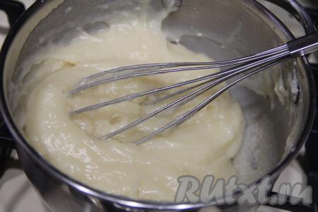 Перемешать массу венчиком до однородности и поставить на средний огонь. Варить крем, постоянно его перемешивая, до закипания, а затем проварить 2-3 минуты (до загустения), тоже непрерывно помешивая.