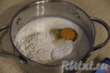 Для начала приготовим заварной крем для эклеров. Сливочное масло должно быть комнатной температуры, поэтому заранее достаньте его из холодильника, чтобы оно успело согреться и стать мягким. Когда масло достаточно размягчится, можно приступать к непосредственной варке крема. Для этого в кастрюлю нужно влить молоко, добавить яйцо, сахар и ванилин, всыпать муку.