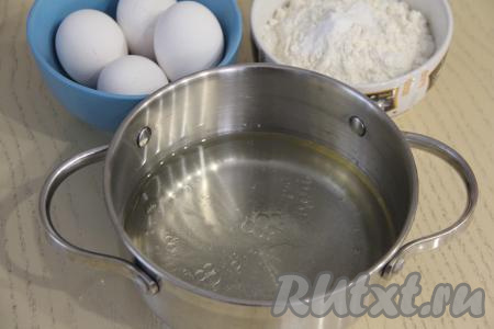Теперь займёмся замешиванием заварного теста для эклеров. Для этого нужно взять кастрюлю с толстым дном, влить в неё воду и растительное масло, добавить сахар и соль, перемешать.
