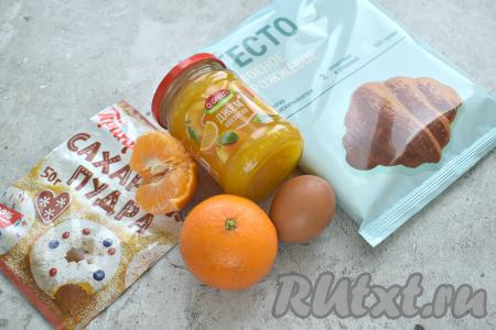 Чтобы приготовить слойки с мандаринами, заранее достаём из морозилки слоёное тесто и оставляем его размораживаться при комнатной температуре. Джем можно взять любой, у меня - апельсиновый.
