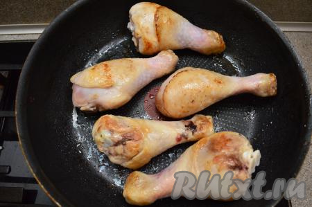 Куриные ножки вымыть, обсушить, посолить по вкусу. На сковороду, на которой жарили морковку с луком, добавить растительное масло, разогреть его и выложить куриные ножки. Обжаривать ножки, периодически переворачивая, до румяности с двух сторон (в течение минут 10) на среднем огне. Не нужно обжаривать мясо до готовности, нам нужна только румяная корочка, а до готовности мы будем доводить его в духовке.