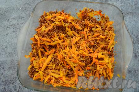 К обжаренным овощам добавить подготовленную гречку, посолить по вкусу (я добавила чуть больше 0,5 чайной ложки соли), перемешать.