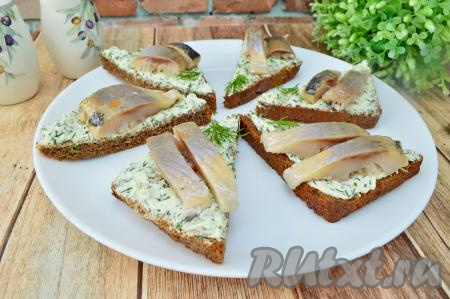 Бутерброды с селёдкой и творожным сыром готовятся за считанные минуты, а получаются очень аппетитными и вкусными. Отличная холодная закуска для будней и праздников!