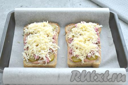 Сверху посыпаем бутерброды сыром, натёртым на средней тёрке.