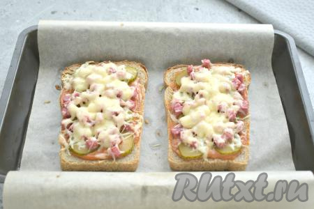 Отправляем бутерброды "Мини-пицца" в духовку, предварительно разогретую до 180 градусов, и запекаем минут 5-7 (сыр должен полностью расплавиться).