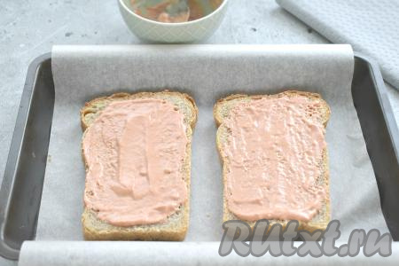 В форму для запекания, застеленную пергаментной бумагой, выкладываем ломтики хлеба (или батона), смазываем их получившейся томатно-майонезной смесью.