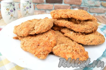 Куриные отбивные, запечённые в панировке, получаются нежными, сочными, главное - не передержите мясо в духовке.