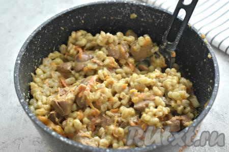 Томим перловую кашу с печёнкой на небольшом огне под крышкой 2-3 минуты и выключаем огонь.