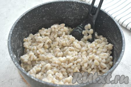 Перловая каша готова, она получилась вязкой, мягкой.