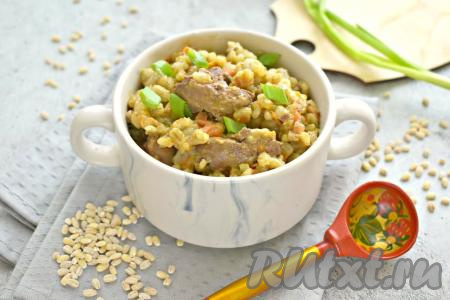 А затем мягкую перловку с нежной куриной печенью раскладываем по тарелкам и сразу подаём сытное, вкусное блюдо к столу.