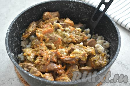 Куриную печень с овощами перекладываем со сковороды к готовой перловке, перемешиваем.