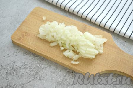 Пока варится перловка, займёмся обжариванием куриной печени с овощами. Для этого очищаем лук и нарезаем его на маленькие кубики.