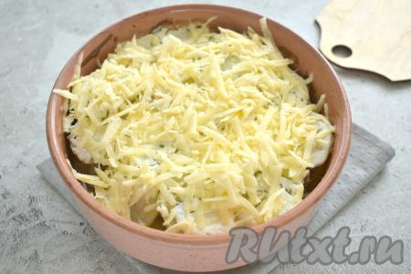 Запекаем картошку с фаршем под сметаной 50-55 минут (у всех духовки разные, поэтому времени может потребоваться чуть больше или меньше). По истечении этого времени открываем фольгу, прокалываем картошку вилкой, если картофель легко прокалывается, значит блюдо готово. Если же картошка твердовата, значит продолжаем запекать до готовности. Когда картофель станет достаточно мягким, убираем фольгу, посыпаем картошку сыром, натёртым на крупной тёрке.