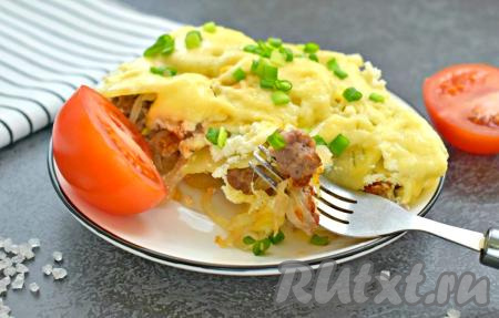 Форму с картошкой и фаршем под сметаной и сыром достаём из духовки, сразу раскладываем по тарелкам, посыпаем нарезанной зеленью и подаём сочное, вкусное и сытное блюдо к столу.