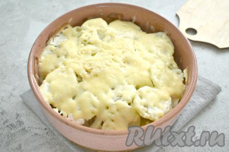 Снова ставим форму с картофелем и фаршем в духовку и продолжаем запекать ещё 5 минут. Сыр за это время расплавится, образуя аппетитную корочку.