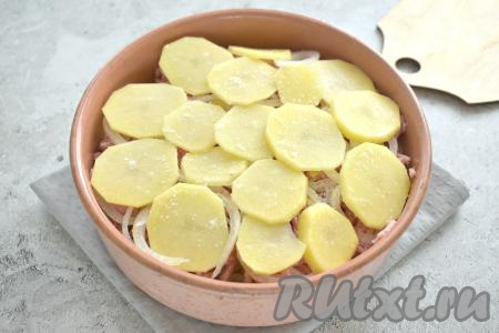 Закрываем содержимое формы оставшейся нарезанной картошкой, присаливаем её немного.