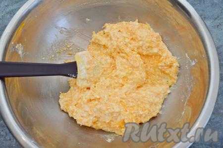 Вмешать тыкву в творожную массу.
