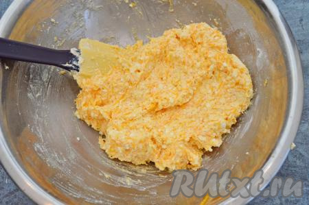 Затем добавлять в тесто по 1 столовой ложке муки и перемешивать до однородности. Как только масса станет комковатой, липкой, будет хорошо держаться на лопатке, значит больше муку добавлять не нужно. Мне всего потребовалось добавить в творожно-тыквенное тесто 3 столовых ложки муки (60 грамм), но количество муки может зависеть от влажности творога и размера яйца.