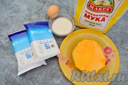 Подготовить продукты для приготовления сырников с тыквой в духовке.