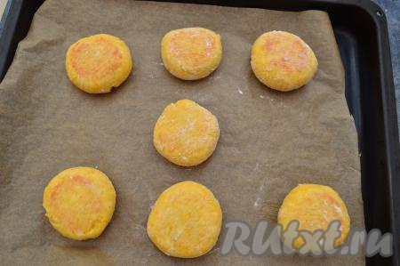 После этого вынуть противень из духовки, перевернуть сырники на другую сторону и отправить запекаться ещё на 15 минут.
